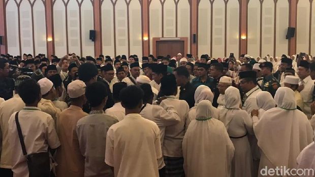Duduk Lesehan, Jokowi Hadiri Zikir Kebangsaan di Asrama Haji