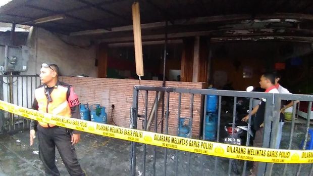 Polisi memasang garis polisi
