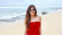 Cantiknya pantai berpadu dengan aura kecantikan Dita Soedarjo (Instagram/@ditasoedarjo)