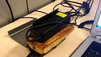 Camilan sudah mulai dingin? Hangatkan pakai charger laptop. Istimewa/Boredpanda.