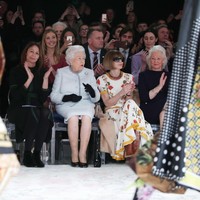 Tak sopan memakainya di dalam ruangan, meskipun itu sudah menjadi signature style Anda. Apalagi jika ada Ratu, ujar William seperti dikutip Daily Mail. (Foto: Yui Mok - Pool/Getty Images)