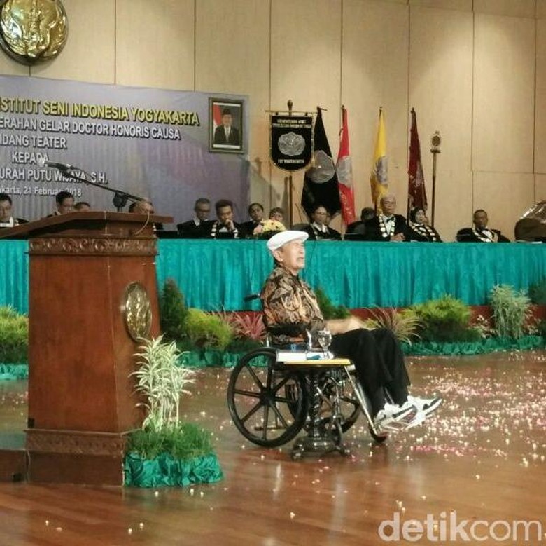Bersepatu Kets Saat Pidato Ilmiah, Putu Wijaya: Ini Tradisi Kita Bersepatu Kets Saat Pidato Ilmiah, Putu Wijaya: Ini Tradisi Kita