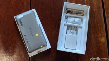 Beragam aksesori yang disertakan dalam pembelian. (Foto: detikINET/Adi Fida Rahman)