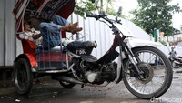 Kendaraan bermotor roda tiga ini rata-rata memiliki panjang sekitar dua meter. Uniknya, bagian belakang pengemudi terdapat bangku busa dengan desain rangka besi serta beratap terpal.
