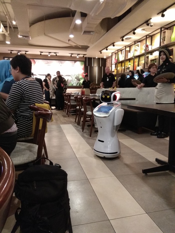 Hari Ini Pizza Hut Perkenalkan Black Pizza Bersama Robot 