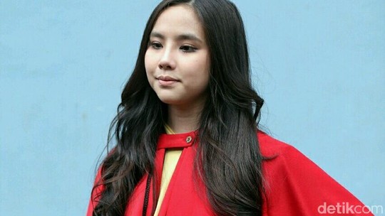 Merah Menyala! Agatha Chelsea Makin Imut Aja Merah Menyala! Agatha Chelsea Makin Imut Aja