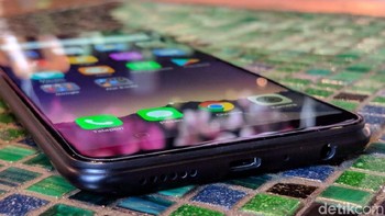 Bagian bawah terdapat port MicroUSB. (Foto: detikINET/Adi Fida Rahman)