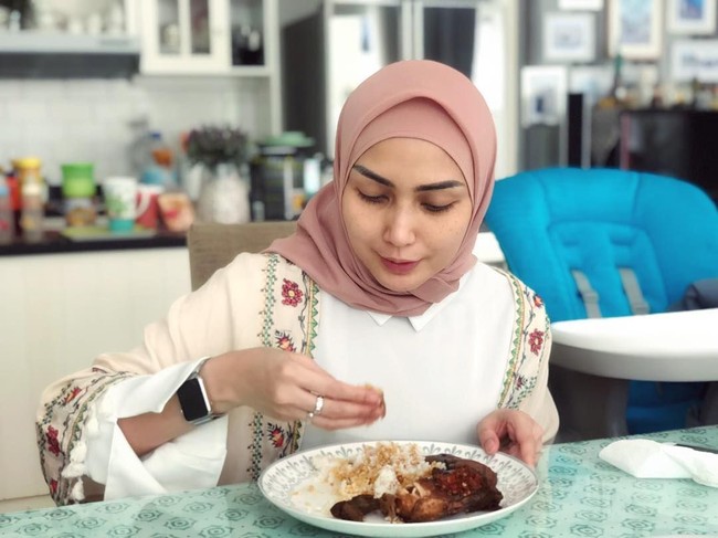 Agar tampil lebih chic, Fenita Arie memakai hijab dengan ciput dengan warna yang sama. Pemakaian warna yang sama ini juga membuat tampilan lebih minimalis, cocok untuk kamu yang tak suka tampil berlebihan. Foto: Instagram