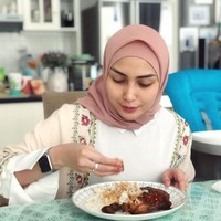 Agar tampil lebih chic, Fenita Arie memakai hijab dengan ciput dengan warna yang sama. Pemakaian warna yang sama ini juga membuat tampilan lebih minimalis, cocok untuk kamu yang tak suka tampil berlebihan. Foto: Instagram