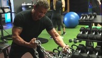 Stallone mengajarkan cara-cara olahraga beban yang baik untuk membesarkan otot. (Foto: Instagram/officialslystallone)