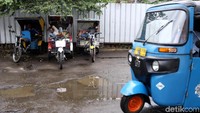 Selain ojek online, Mobet juga harus bersaing dengan bajaj.