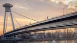 Foto: Ini Jembatan yang Punya UFO