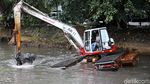 Pengerukan Lumpur Anak Kali Ciliwung