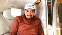 Selama traveling, Bang Roni biasanya naik penerbangan First Class atau pun kelas bisnis. (Instagram/@ahmadsahroni88)