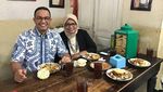 Mengintip Gaya Anies Baswedan Saat Mencicip Kupat Tahu hingga Pecel Lele