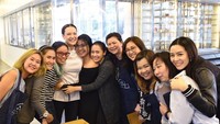 Ini salah satu keseruan Ksenia saat mengajar murid-muridnya di Bangkok. Wah, ia kelihatan ramah ya! Foto: Ksenia Penkina