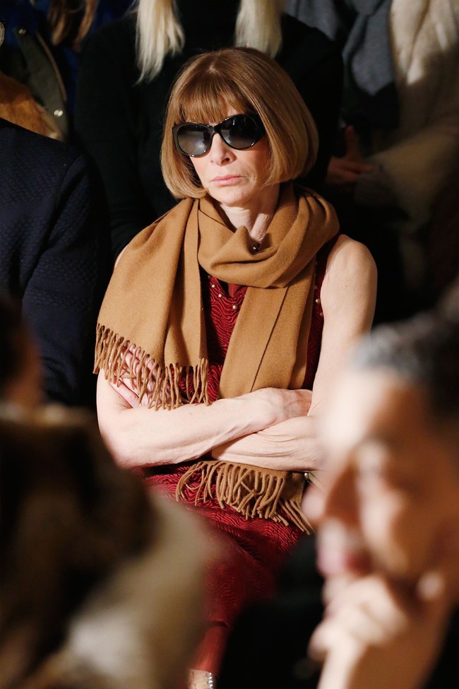 Namun dalam sebuah wawancara pada 2009 silam, Anna mengungkap alasan di balik kacamata hitam tersebut dengan guyonan. Kalau aku bosan saat fashion show, tak akan ada yang mengetahuinya, kata perempuan 68 tahun itu. (Foto: Getty Images)