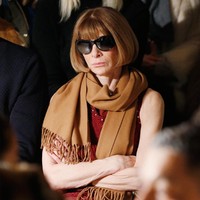 Editor In Chief Vogue US Anna Wintour juga lebih memilih berpose dengan wajah datar. Ia terlihat sangat jarang memperlihatkan senyumnya di hadapan kamera. Foto: Getty Images