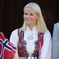 Tak hanya di situ, Mette-Marit juga memiliki orangtua yang bisa dibilang kacau. Orangtunya bercerai dan ayahnya menikah dengan seorang stripper.  Foto: Getty Images