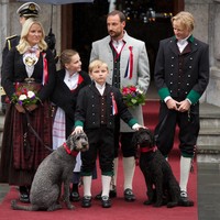 Potret keluarga Pangeran Haakon dengan Putri Mette-Marit. Meski kini putra sulungnya Marius dari pernikahan pertamanya keluar dari istana dan memilih kehidupan pribadi.  Foto: Getty Images