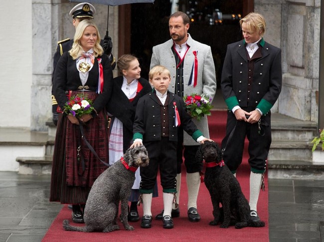 Potret keluarga Pangeran Haakon dengan Putri Mette-Marit. Meski kini putra sulungnya Marius dari pernikahan pertamanya keluar dari istana dan memilih kehidupan pribadi.  Foto: Getty Images