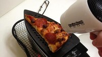 Begini cara memanaskan pizza jika di rumah tak punya microwave. Istimewa/Boredpanda.
