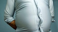 Hemat listrik dengan tidak perlu menyetrika baju lagi. Caranya: jangan pernah olahraga supaya badan makin gemuk jadi kerutan di kemeja tidak akan terlihat lagi. Istimewa/Boredpanda.
