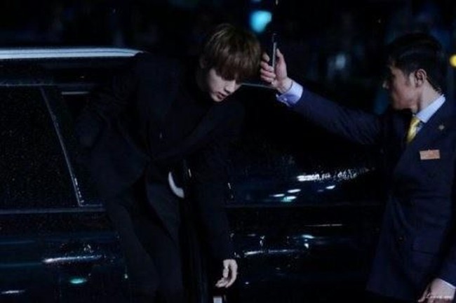 Pemilik nama asli Kim Seok Jin ini cukup sering viral di Twitter. Pertama kali ia jadi perbincangan setelah terlihat tampan ketika keluar mobil di acara Melon Music Awards 2017. Jin kemudian viral sebagai Car Door Guy. Foto: Instagram