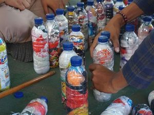 Ecobrick Adalah: Sejarah, Manfaat, Cara Membuat, Kelebihan, dan Kekurangan