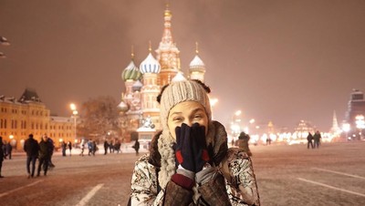 Foto: Gaya Liburan Luna Maya di Rusia