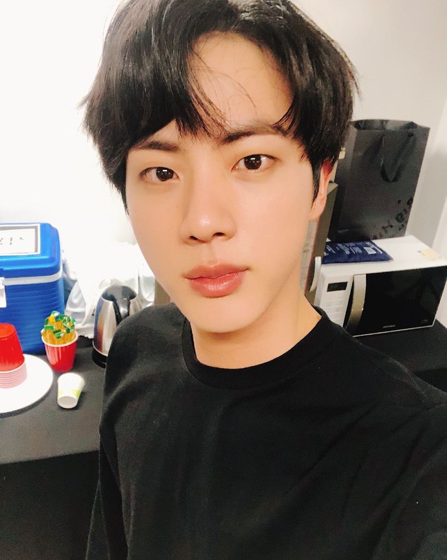 Jin merupakan personel boy band Korea, BTS yang belakangan sering viral di media sosial. Foto: Instagram