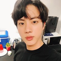 Jin merupakan personel boy band Korea, BTS yang belakangan sering viral di media sosial. Foto: Instagram