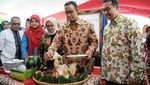 Mengintip Gaya Anies Baswedan Saat Mencicip Kupat Tahu hingga Pecel Lele