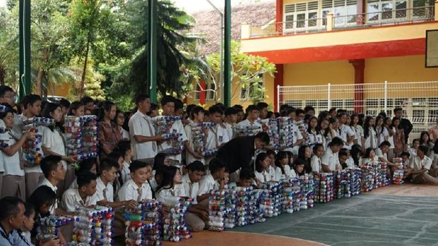 Cool! Siswa SMA di Banyuwangi Buat Monumen dari Seribu Ecobrick