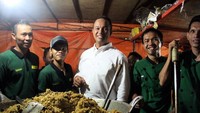 Penasaran dengan nasi goreng yang melegenda di Jakarta, Anies pun mampir ke Nasi Goreng Kambing Kebon Sirih. Mantap! Foto: Instagram @aniesbaswedan