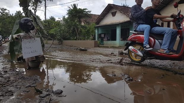 Warga Tanam Pohon Pisang di Tengah Jalan di Kota Serang