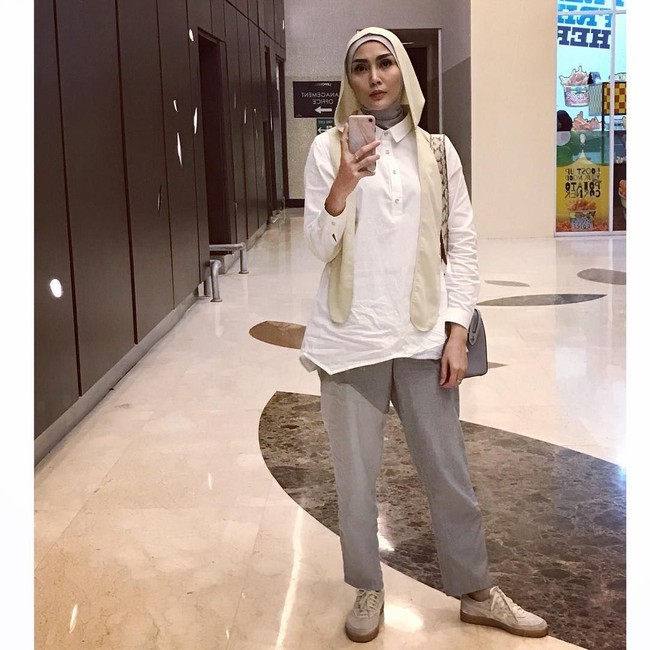 Jika ingin tampil berbeda, pilih desain hijab yang unik seperti capuchon yang dipakai Fenita Arie. Tak hanya stylish, tampilan hijab capuchon ini juga simple dan nyaman. Foto: Instagram