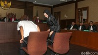 Bupati Kukar periode tahun 2010-2015 Rita menerima hadiah, yaitu menerima uang Direktur Utama PT Sawit Golden Prima Hery Susanto Gun alias Abun terkait pemberian izin lokasi kelapa sawit, ujar jaksa KPK saat membacakan surat dakwaan dalam sidang di Pengadilan Tipikor Jakarta, Jalan Bungur Besar Raya, Jakarta Pusat, Rabu (21/2/2018). Rita didakwa bersama-sama Khairudin selaku Komisaris PT Media Bangun Bersama (MBB).