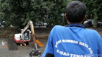 Pengerukan ini dilakukan oleh Dinas Sumber Daya Air.