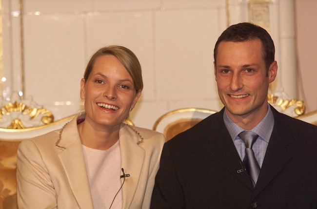 Pada usia 24 tahun, Mette-Marit melahirkan putra pertamanya, Marius Borg Høiby. Saat Marius lahir, ayahnya tengah menjalani hukuman penjara. Masa lalu tersebut menjadi masalah besar ketika Mette-Marit bertunangan dengan Putra Mahkota Haakon pada 2000. Hubungan mereka memicu kontroversi di Norwegia, terutama karena keduanya telah tinggal bersama sebelum menikah. Foto: Getty Images