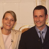 Beberap hari sebelum pernikahan mereka, publik menuntut penjelasan seputar masa lalu Matte-Marit. Dalam press conference emosional, Putri Mette-Marit meminta maaf pada masyarakat.  Foto: Getty Images