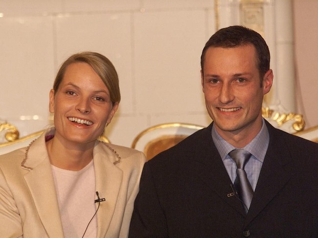 Beberap hari sebelum pernikahan mereka, publik menuntut penjelasan seputar masa lalu Matte-Marit. Dalam press conference emosional, Putri Mette-Marit meminta maaf pada masyarakat.  Foto: Getty Images