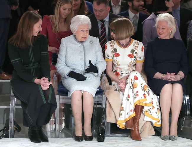 Kendati begitu, momen tersebut tetap tak luput dari cibiran netizen. Targetnya adalah aksesori andalan Anna Wintour: kacamata hitam Chanel. (Foto: Yui Mok - Pool/Getty Images)