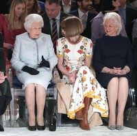 Kendati begitu, momen tersebut tetap tak luput dari cibiran netizen. Targetnya adalah aksesori andalan Anna Wintour: kacamata hitam Chanel. (Foto: Yui Mok - Pool/Getty Images)