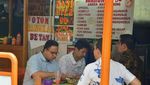 Mengintip Gaya Anies Baswedan Saat Mencicip Kupat Tahu hingga Pecel Lele