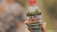 Loloh Cemcem, minuman khas Desa Penglipuran. Rasanya asam dengan tampilan hijau pekat karena terbuat dari daun cemcem. Minuman sehat yang dapat mengobati perut kembung (Muhammad Zaky Fauzi Azhar/detikTravel)