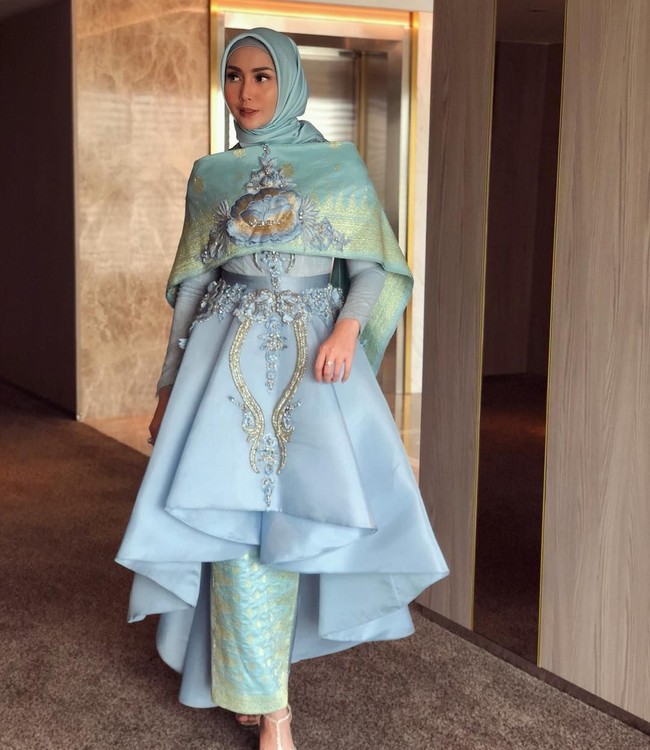 Untuk pergi ke acara spesial seperti kondangan, potongan gaun jadi pilihan aman karena memberikan tampilan formal. Fenita Arie memilih desainer Ayu Dyah Andari saat ia menjadi MC di sebuah acara.Foto: Instagram