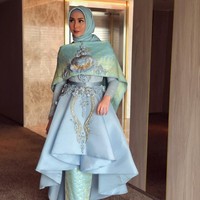 Untuk pergi ke acara spesial seperti kondangan, potongan gaun jadi pilihan aman karena memberikan tampilan formal. Fenita Arie memilih desainer Ayu Dyah Andari saat ia menjadi MC di sebuah acara.Foto: Instagram