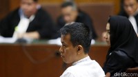 Bupati nonaktif Kutai Kartanegara, Rita Widyasari dan pihak swasta Khairudin mendengar dakwaan jaksa di Pengadilan Tipikor, Jakarta, Rabu (21/2/2018).