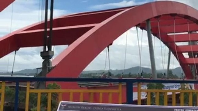 Perjalanan Panjang Jembatan Kebanggaan Jokowi di Papua
